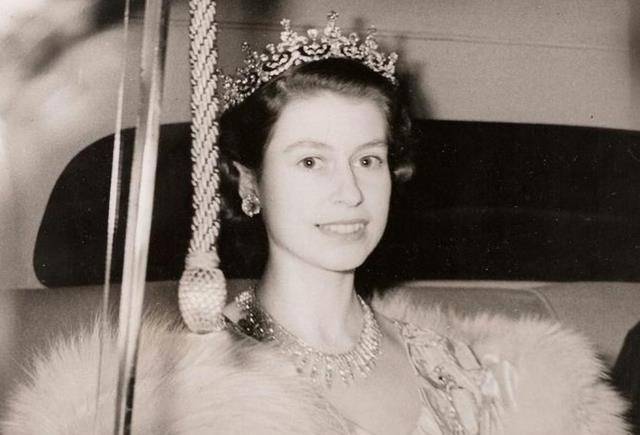 女王气定神闲骑着黑马,一名17岁少年朝她开了6枪_伊丽莎白_民众_英国