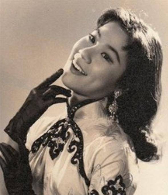 原创85岁曾江携焦姣与王馨平夫妇吃团圆饭四人合照曾江夫妇恩爱抢镜