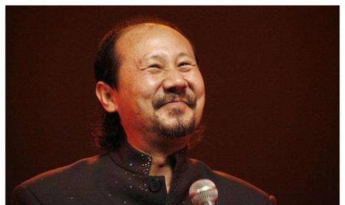 草原汉子早年嗜酒如命,把家都喝没了,如今竟又靠翻唱歌曲爆红_腾格尔