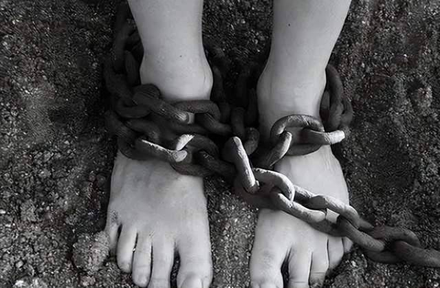 原创2013年浙江抓捕一绑架犯审讯中突然大哭撕票的人质是我亲儿子