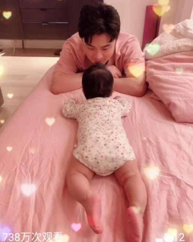 原创高圆圆一家久违亮相赵又廷抱着女儿姿势超酥又一个女儿奴