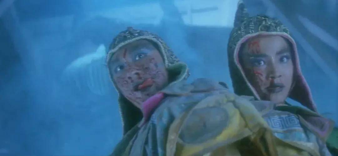 男女主角只能联手对付姬无双,虽然他们打不过姬无双,但吴镇宇饰演的