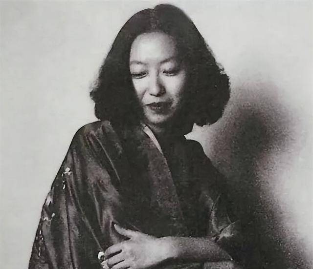 张爱玲凄惨晚年三年搬家180次身上爬满跳蚤死时无衣物遮身