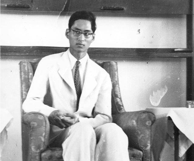 拉玛八世名叫阿南塔·玛希敦,出生于1925年,他是拉玛九世的哥哥,也是
