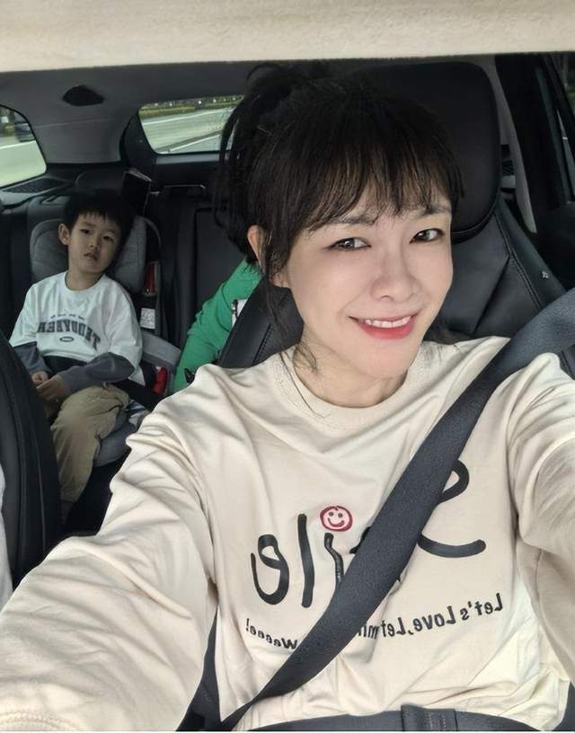 李艾曝父亲的残酷教育挑食就掀桌总吼和吓不准哭