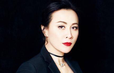 55岁刘嘉玲分享花絮照穿黑色旗袍优雅端庄翡翠镯子意外抢镜