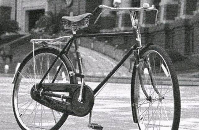 一辆凤凰牌自行车却需要花费昂贵的150元,大家都知道随着我国经济的