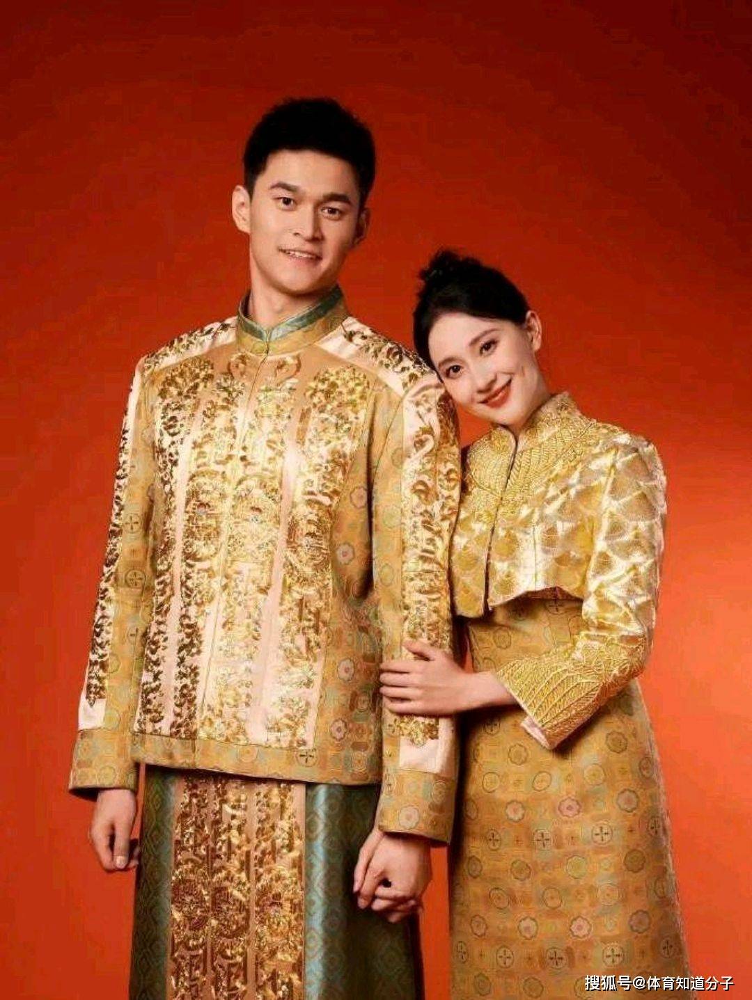 穿金色礼服深情对视!1米98孙杨和妻子秀恩爱,妻子像依