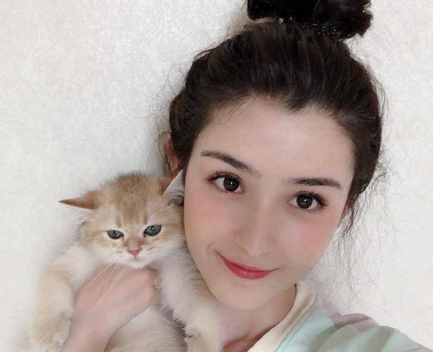 陈赫工作室辟谣,哈尼克孜进医院,只为照顾病危奶奶_妻子_黄晓明_事情