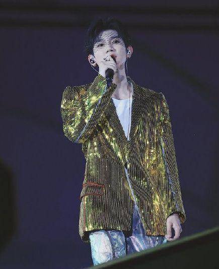 演唱了《世界上没有真正的感同身受》和《别找我麻烦》,而他的蒙眼黑