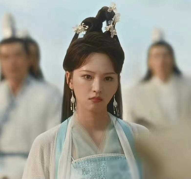 《长相思》后又演《与凤行》,29岁女演员揽下3个选美头衔!