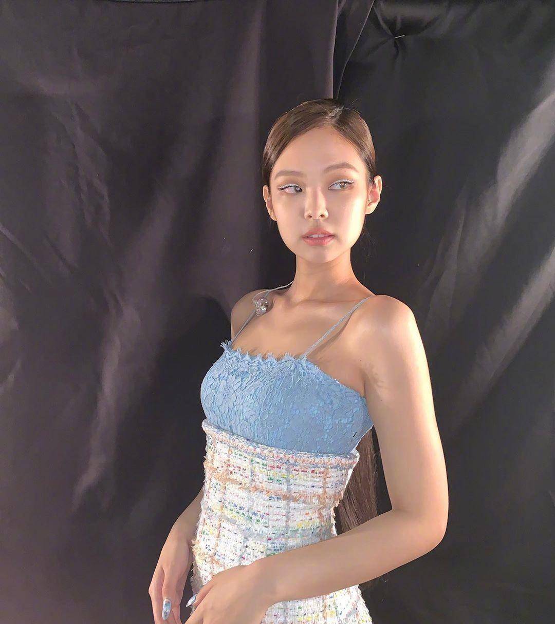 原创jennie又上热搜白色眼影太潮流与古力娜扎撞衫谁更美