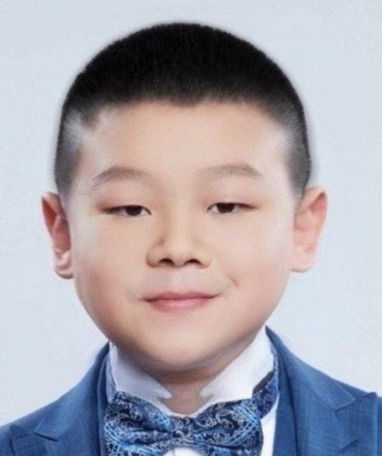 仔细端详,小编不禁赞叹道:"小岳岳似乎一直都保持着一张娃娃脸",看