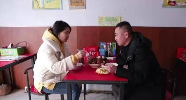 爷爷去世2年后,乖孙子指着坟上的一棵树喊爷爷,父亲赶来磕头_小天