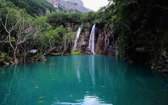 黑风口长白瀑布尽收眼底,u型峡谷尽收眼底.