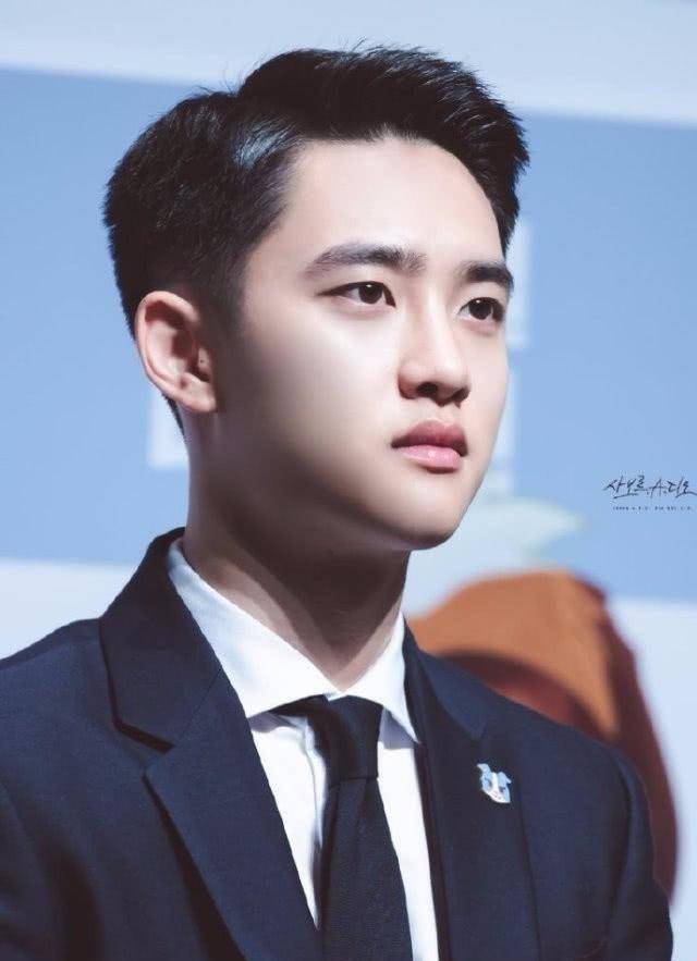 exo全员送都暻秀入伍张艺兴素颜出镜全员合影摸头杀好感人