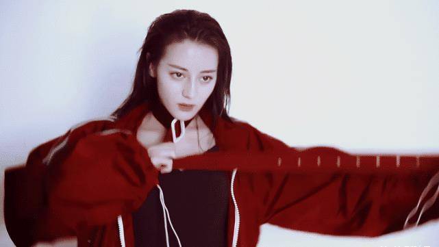 迪丽热巴一直都是一个非常精致的女孩子,而且她出生于新疆,各个方面的
