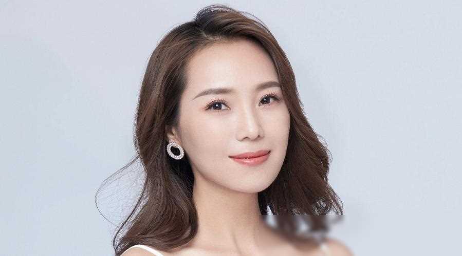 在艰难的开始之后,他遇到了杨娜,一位舞蹈演员,两人的相遇让他们的