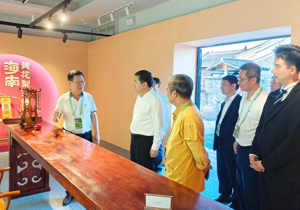 国盛红木董事吴名光据了解,国盛红木在本次年会提供了红木家具作为