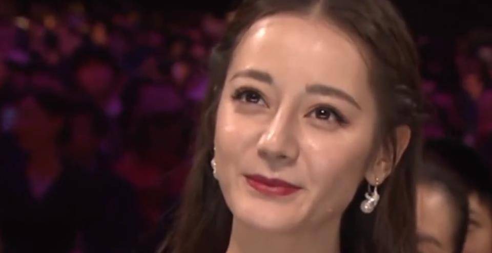 热巴"下班照"被疯传,头发凌乱显疲惫,一旁的男助理却帅到犯规_蔡徐坤