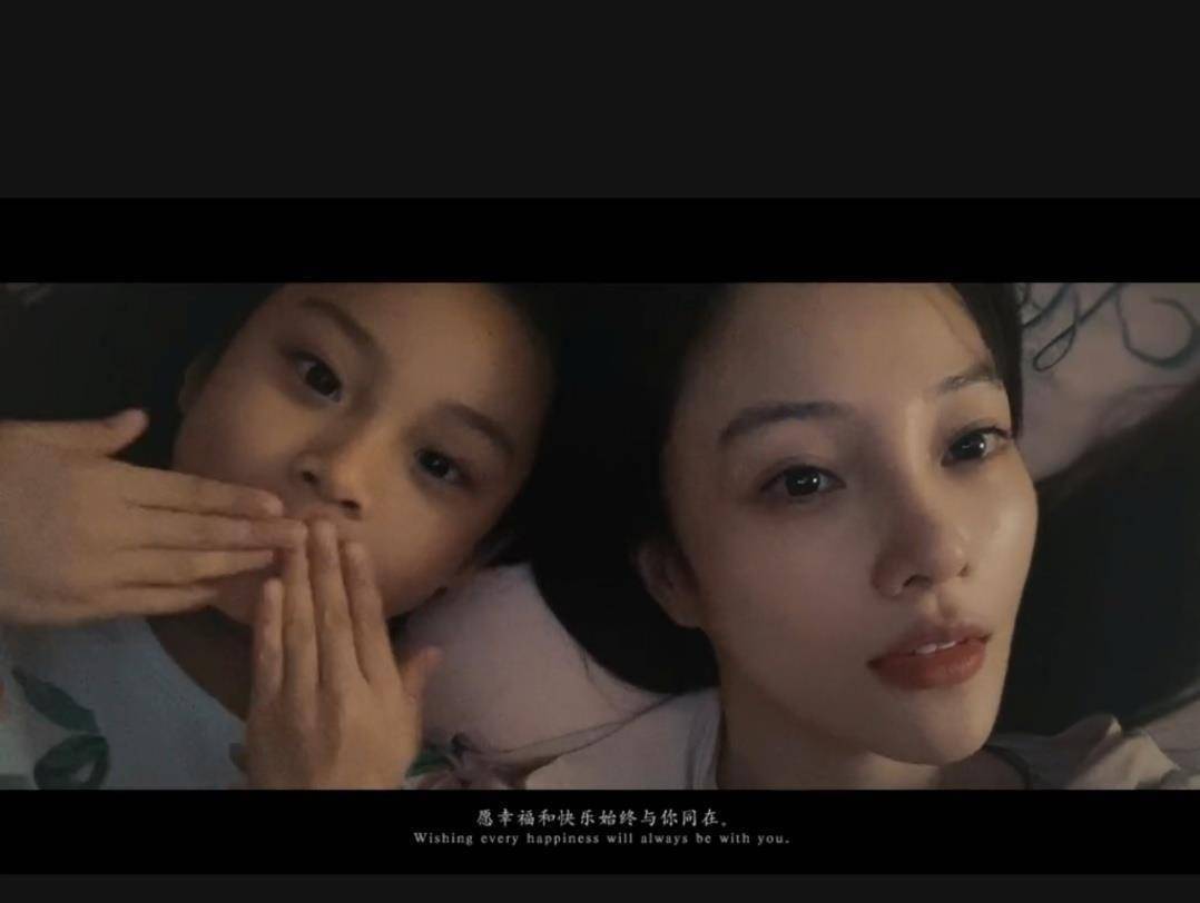 原创李小璐和甜馨合照睡前互道晚安不是一个好老婆但是一个好妈妈