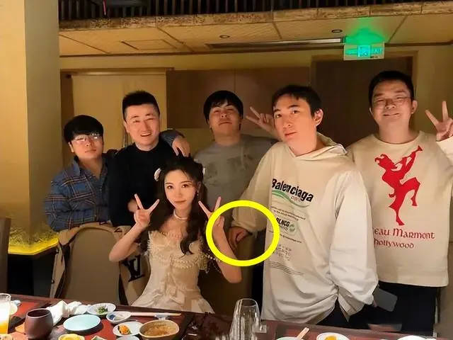 小楼09隔空互吵登热搜,王思聪懒理好友骂战,带四女组团游澳门_伍声