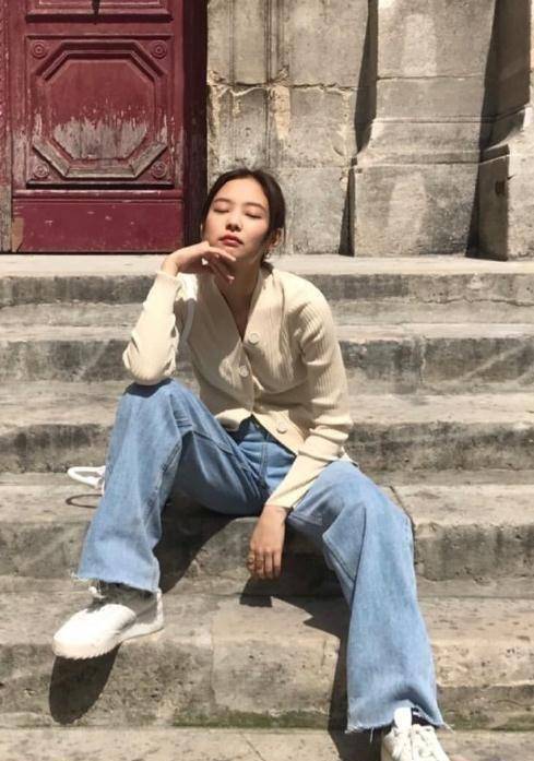 原创jennie现身巴黎街头针织衫搭牛仔裤气质优雅这张脸也太高级了