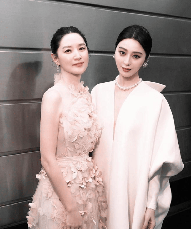 范冰冰在国外又封神胸前绑超大蝴蝶结变迪士尼小公主太娇嫩了