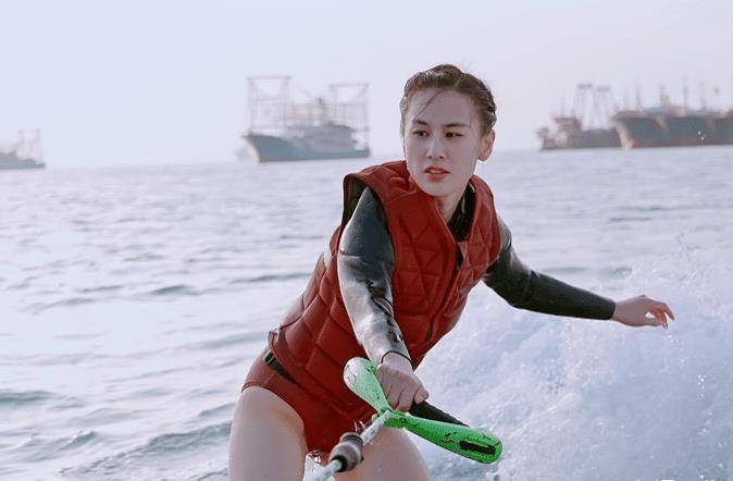 晒剧照,黄圣依冲浪时青春活泼,但无精修的腿有谁注意_妈妈_女人_婆婆