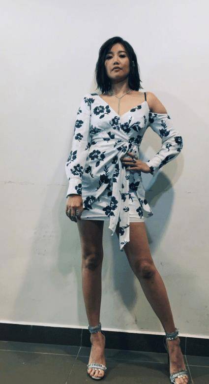 原创天生歌姬黄丽玲人气下跌学人耍性感超短裤还故意开个口