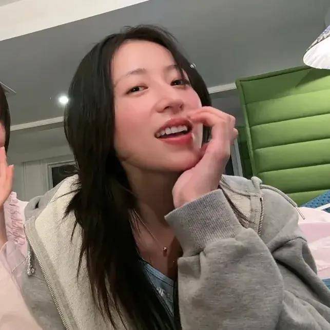 周雨彤性格好好呀圈内圈外人缘超赞性格爽朗大方人美气质佳