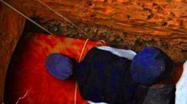 考古挖出巨大红棺棺内一具女尸专家掀开其衣服后发现了什么