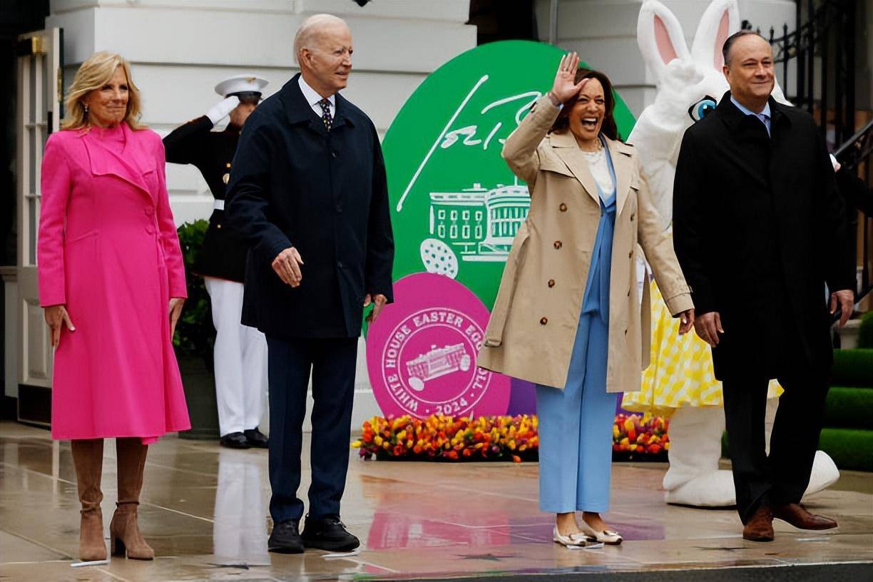 同时,拜登夫人还和小朋友们"上课",本来就是作为大学老师的吉尔,当