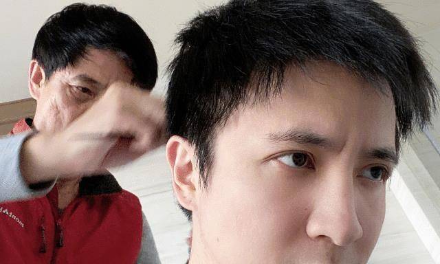 原创明星宅家素颜照55岁的她宛如少女还在学做蛋糕