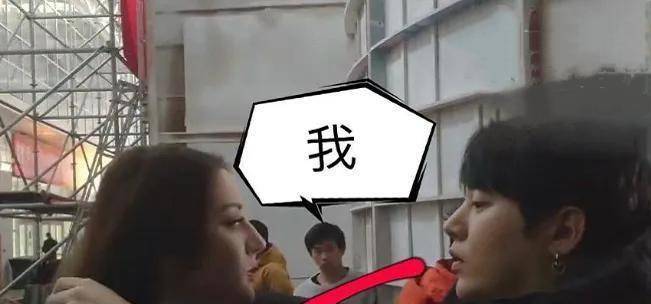 热巴"下班照"被疯传,头发凌乱显疲惫,一旁的男助理却帅到犯规_蔡徐坤