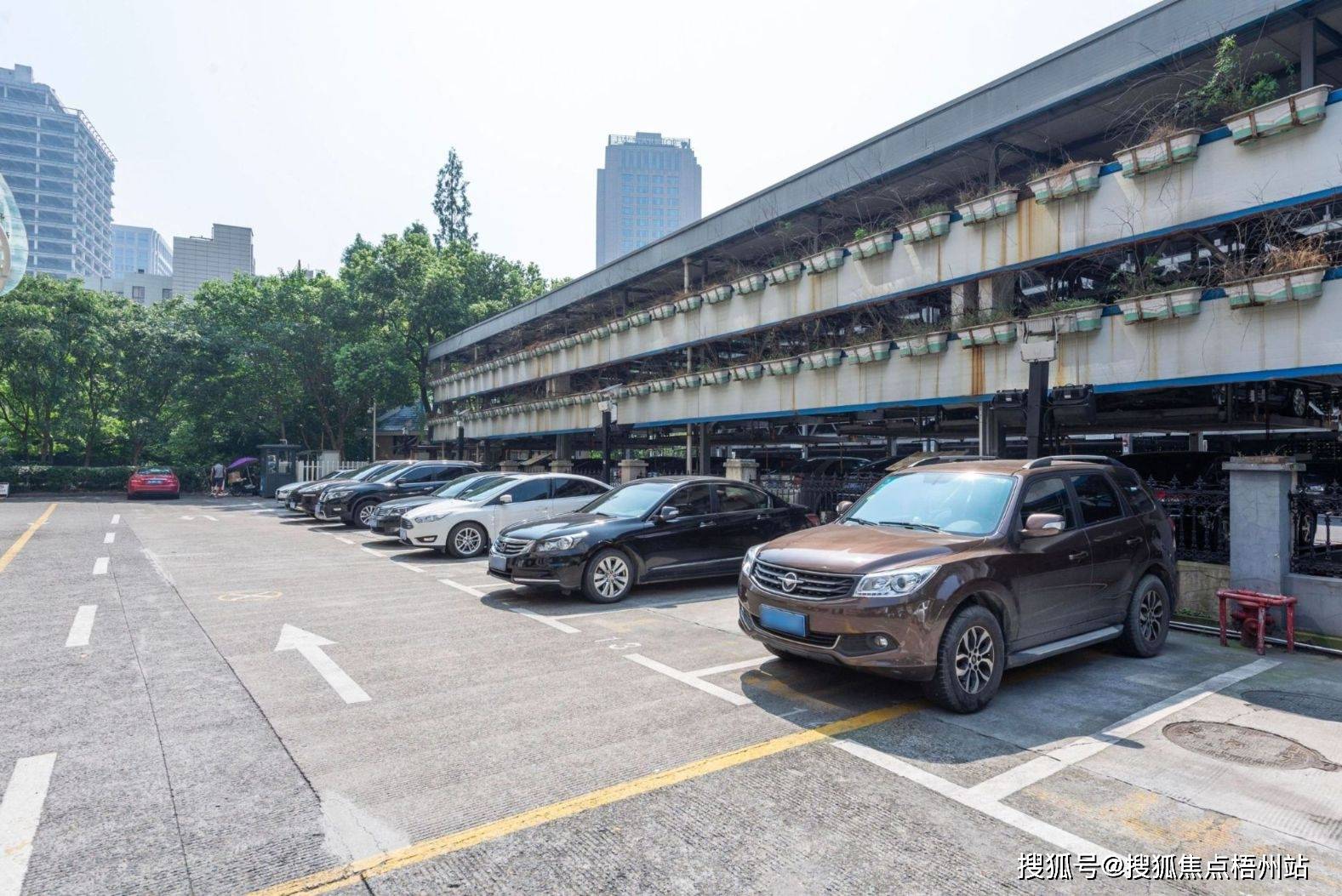 杭州市中心的武林广场西侧,南临杭州市政府办公大楼,西面浙江广电总局