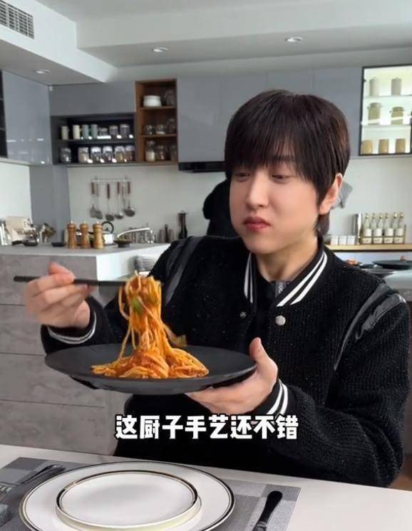 原创尴尬谢霆锋亲自给网红白冰做饭细节里都是剧本评论区热闹了