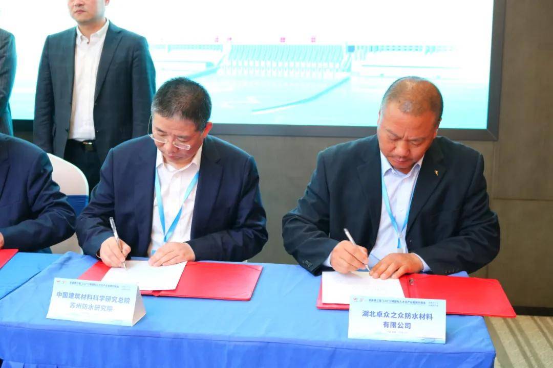 中建材苏州防水研究院巢文革院长莅临卓众之众防水集团湖北生产基地