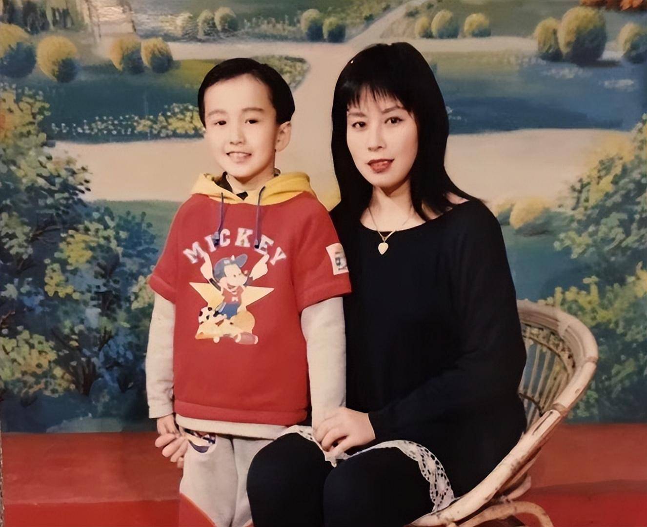 翟天临束手无措跟着自己父母去往国外,而自己也被安排在了东京学习