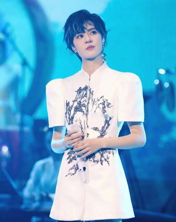 原创汪苏泷郁可唯愚人节互发自拍俩人关系真好两个有趣的灵魂