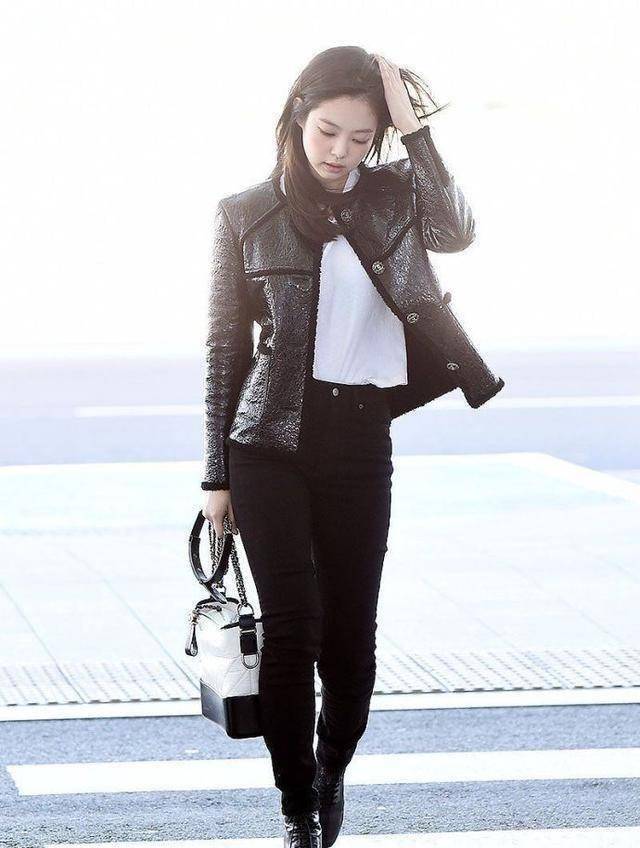 jennie独家私服穿上短西装的她判若两人原来她的西装才是大招