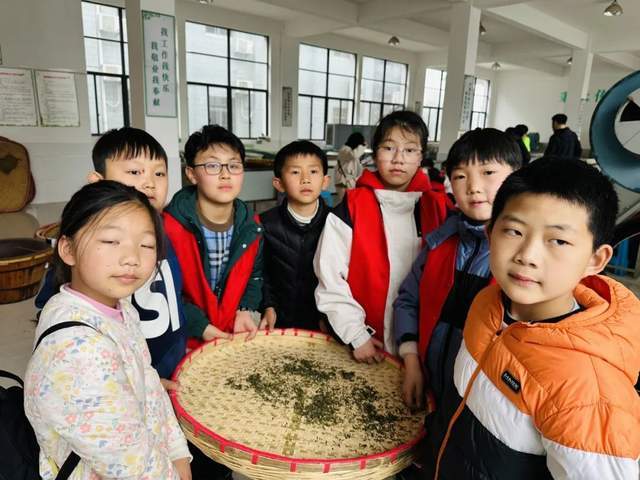 踏青春山上徜徉春光里拥抱大自然赏春日美景