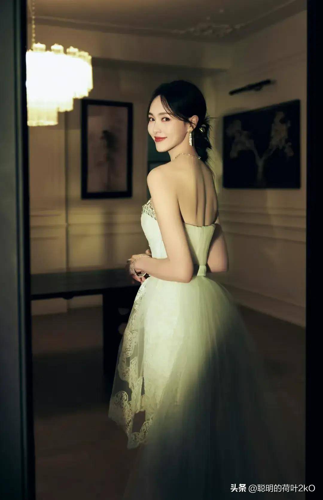 唐嫣白色闪光蕾丝裙,勾勒曼妙身姿,纯洁而高雅