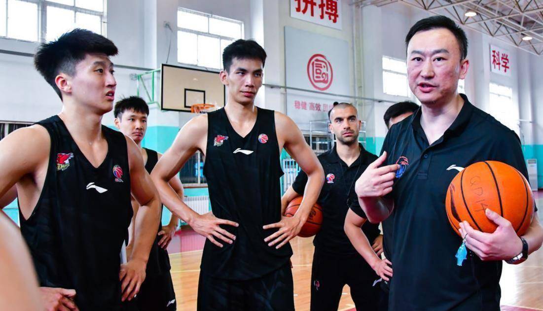 青岛男篮也在清理老球员,先是两大老将赵泰隆和赵大鹏合同到期离队,接