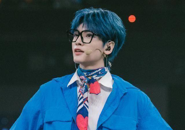 r1se毕业照全员身穿黑西服气氛严肃有谁注意到他的表情