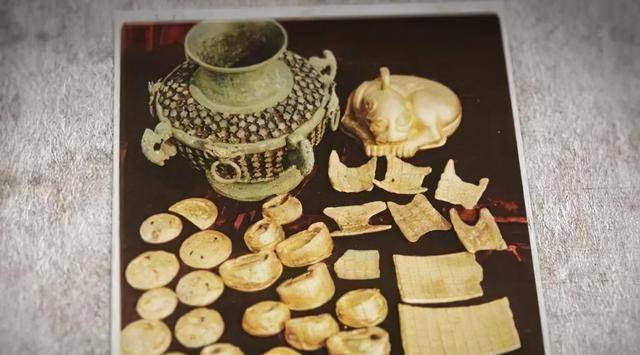 1982年江苏一农妇收拾屋子发现床下一个绿铜壶装满金疙瘩