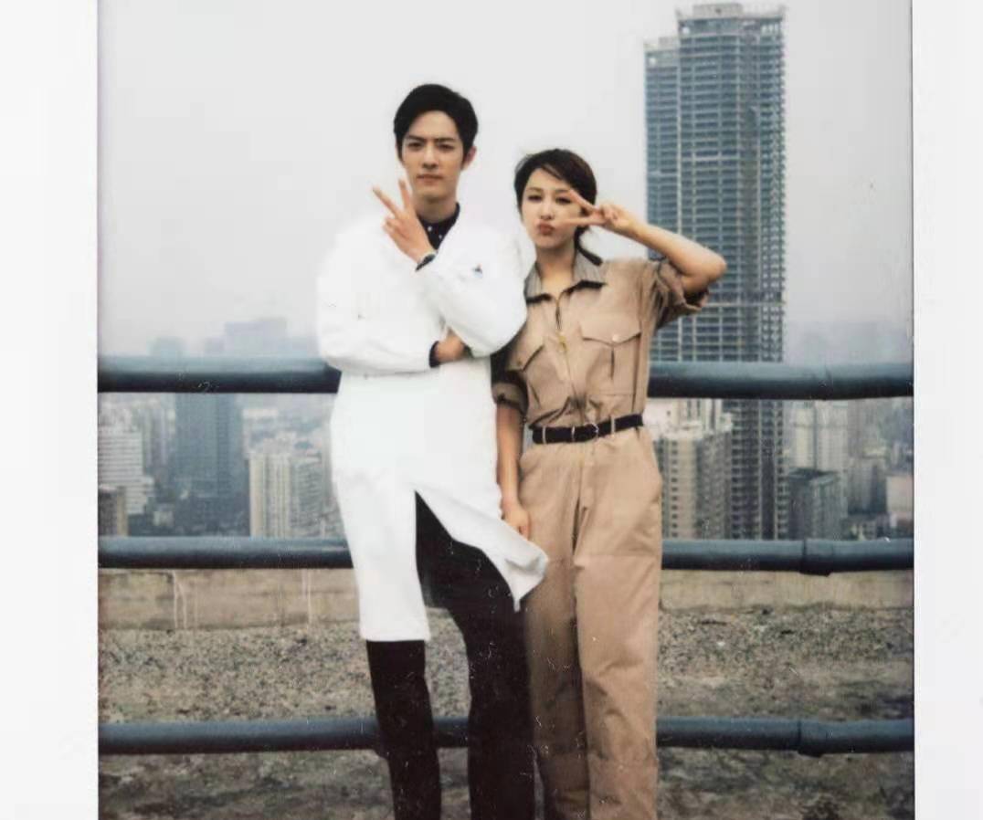 原创杨紫参加活动脸部未消肿生图再次撞脸杜华真的不是亲姐妹