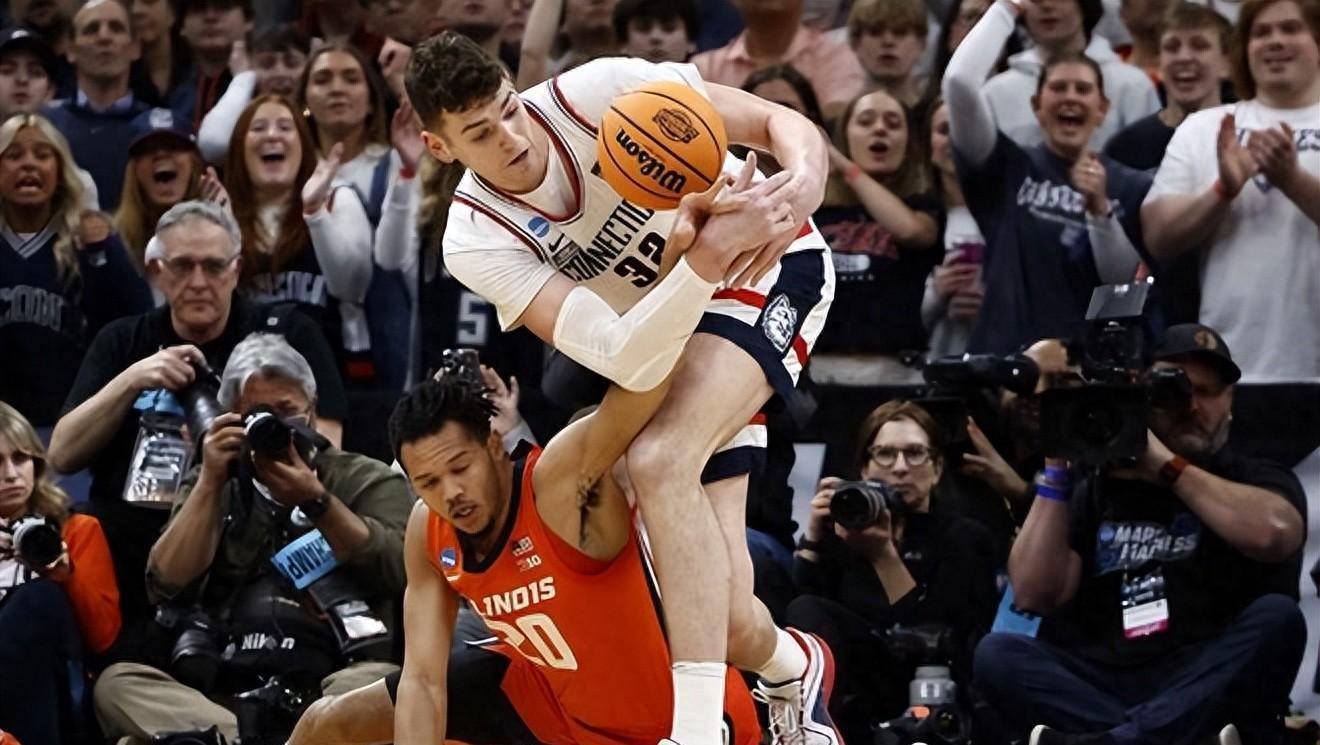 原创ncaa疯狂之夜康涅狄格大学300制胜波掀翻伊利诺伊晋级四强