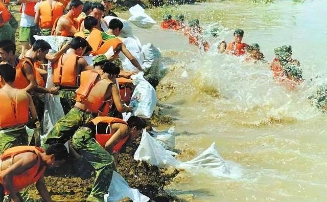 看着已经逐渐老去的王明华,听着他对自己选择成为人民警察的欣慰和