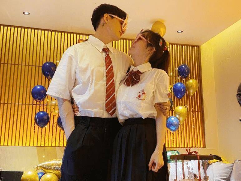 原创张檬更博晒情侣装合照配图戒指却成为了亮点令人祝福